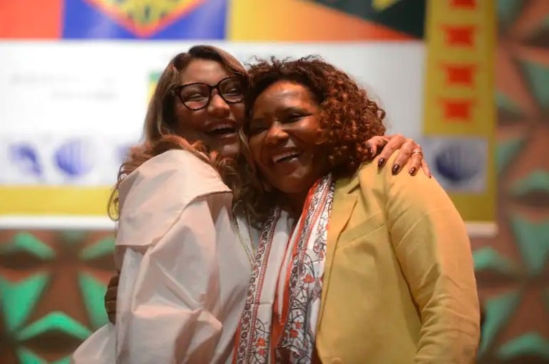 A primeira-dama, Janja Lula da Silva e a ministra da Cultura, Margareth Menezes durante evento de posse da presidenta da Fundação Nacional de Artes (Funarte).