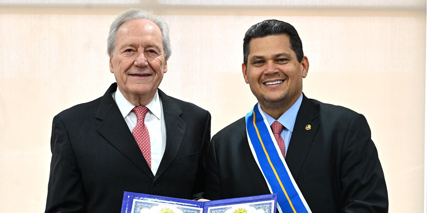 Lewandowski concede a Davi Medalha de Ordem do Mérito do MJSP