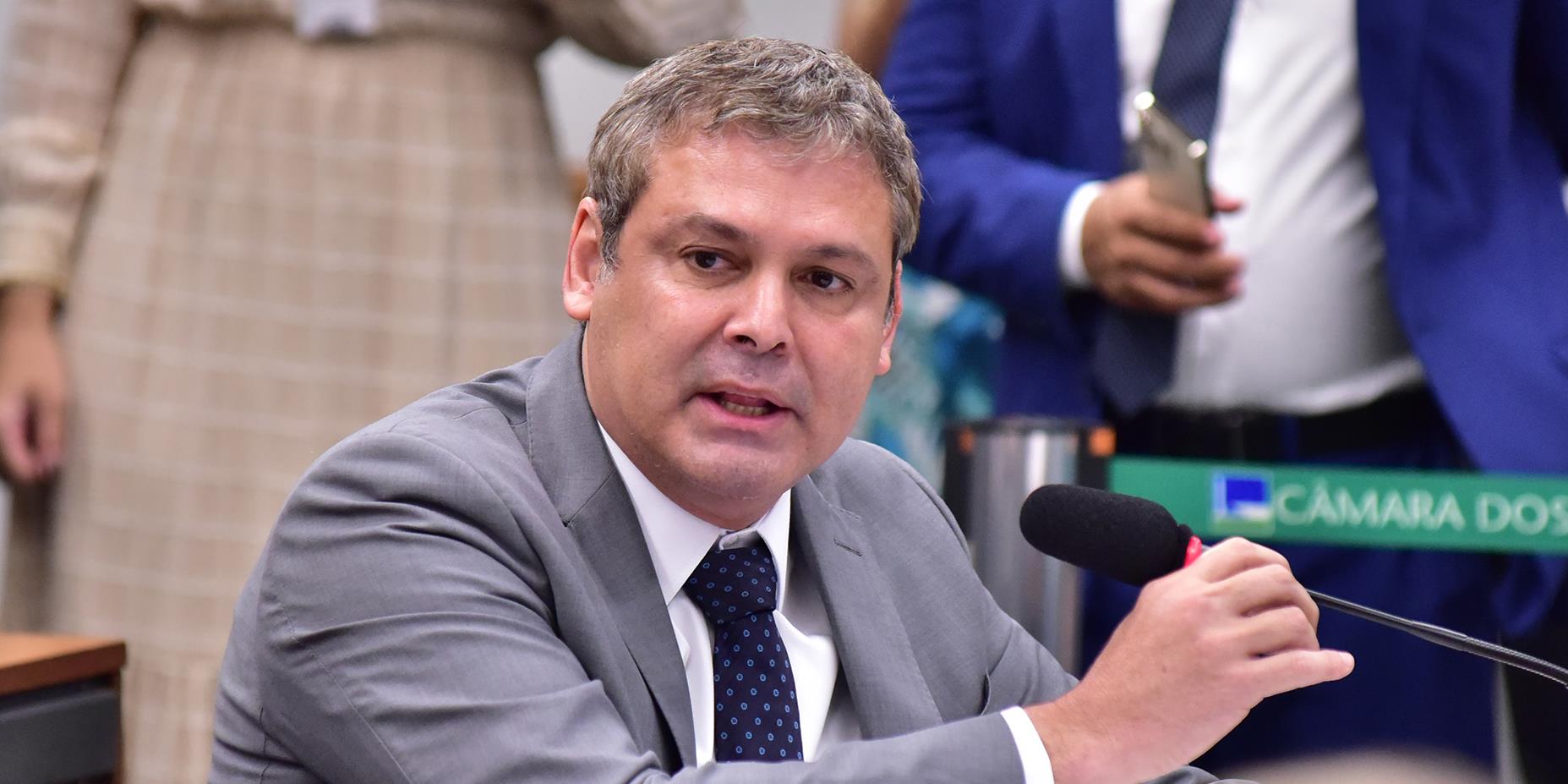 Lindbergh pede novo inquérito contra Bolsonaro por ligação a Mourão