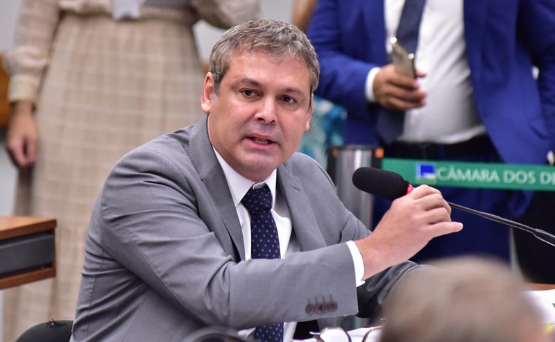 Lindbergh vê tentativa de obstrução da Justiça e pede cautelar contra o ex-presidente.