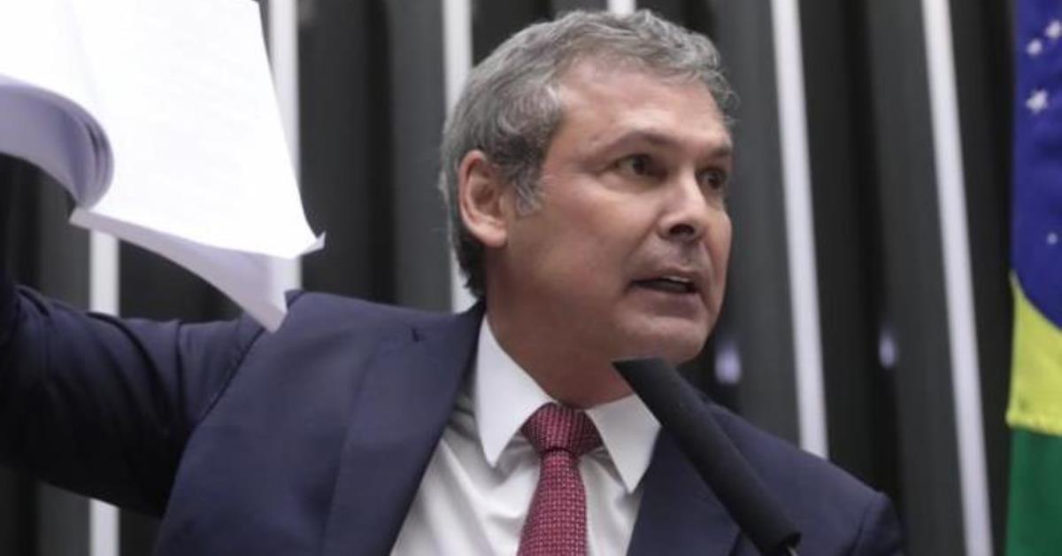 Lindbergh representa contra Eduardo Bolsonaro que pede sanção a Moraes