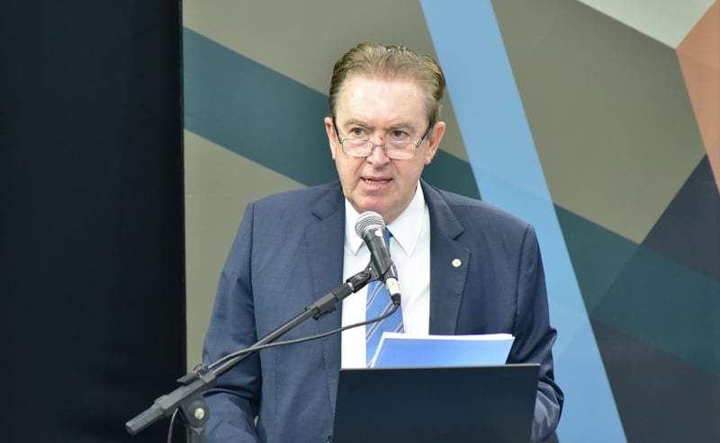 Ducci critica ação que propõe repasse exclusivo à rede regular e defende atendimento às deficiências severas.