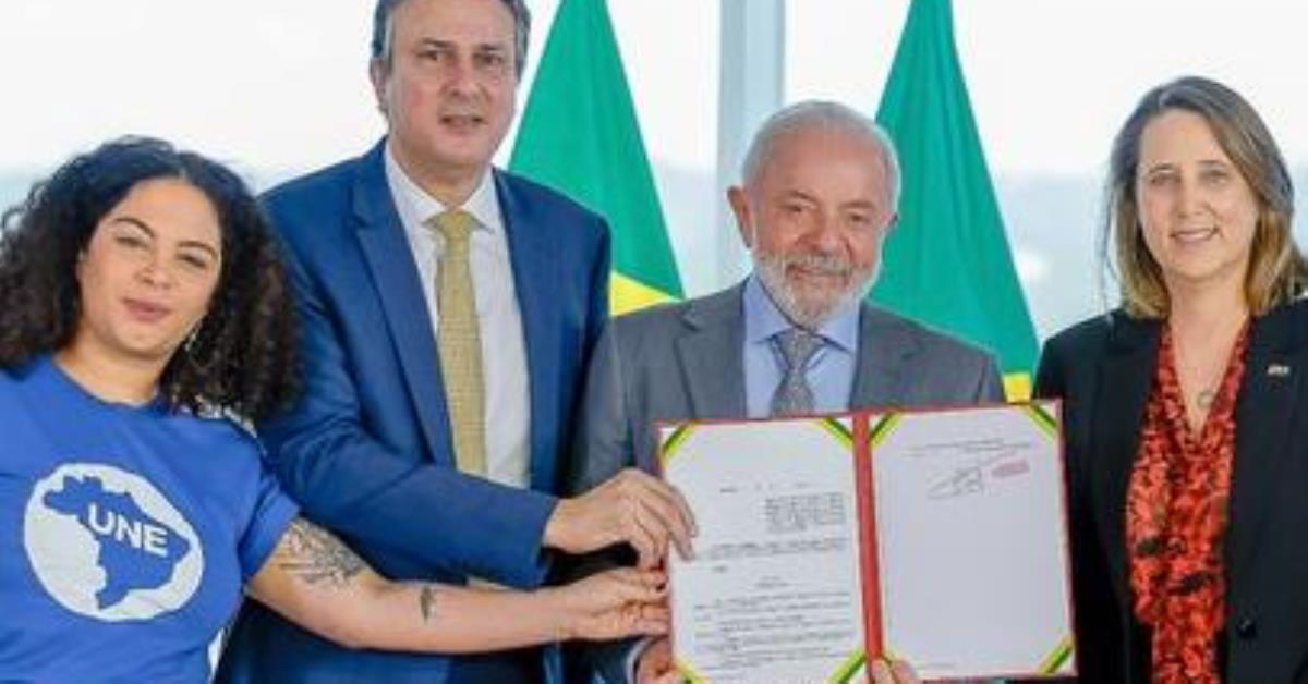 Lula assina decreto que proíbe cursos EaD de Medicina e Direito