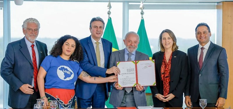 Presidente Lula assina decreto da Nova Política de Educação à Distância