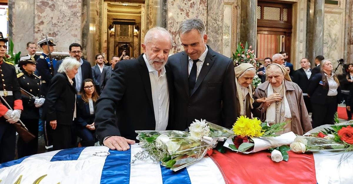 Lula comparece em velório de Pepe Mujica acompanhado de parlamentares