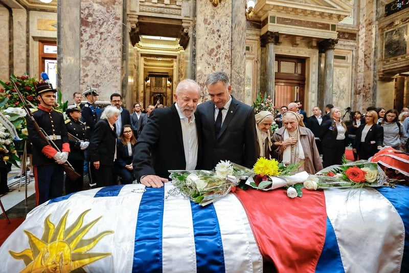 Presidente Lula e o presidente uruguaio Yamandú Orsi durante velório de Pepe Mujica.