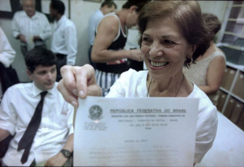 Eunice Paiva, em 1996, quando finalmente recebeu a certidão de óbito de Rubens Paiva, seu marido desaparecido desde 1971, na ditadura militar.