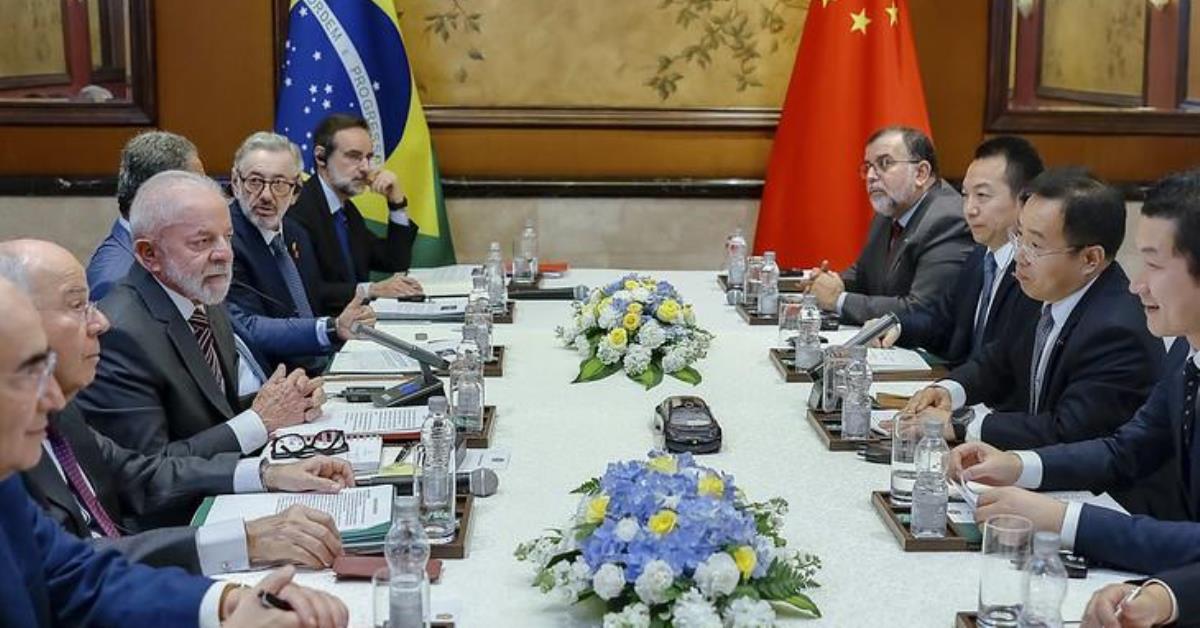 Lula se reúne com empresários e participa de cúpula na China