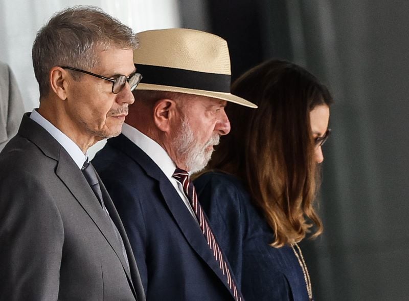 O ministro Sidônio Palmeira ao lado do presidente Lula e da primeira-dama Janja.