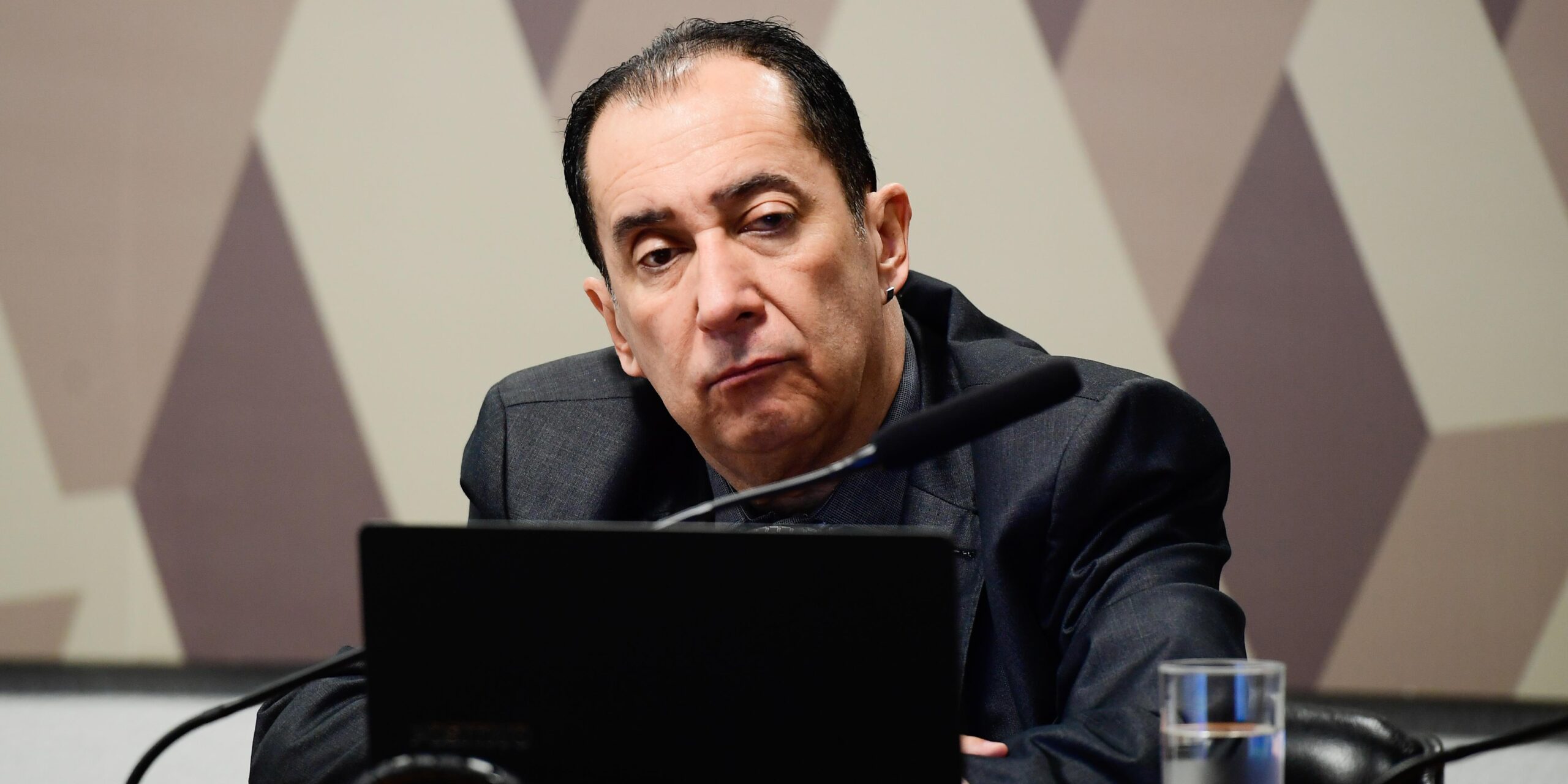 “Não tenho salário para viver”, diz Kajuru na CPI com Virgínia Fonseca