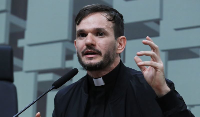 O padre Patrick Fernandes em sessão da CPI das Bets.