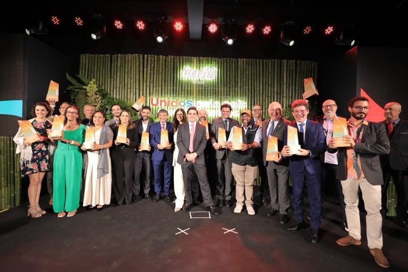 Homenageados pela Coca-Cola por apoio ao desenvolvimento sustentável.