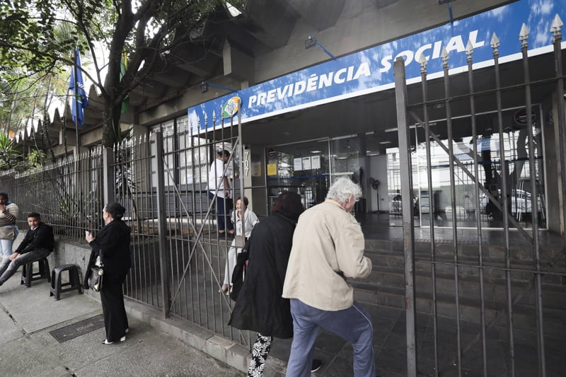 Movimento de aposentados, segurados e pensionistas na agência do INSS, unidade Santa Cruz, na zona sul de São Paulo