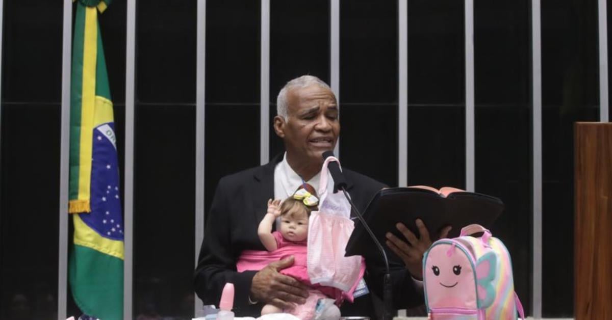 Pastor Isidório leva Bíblia à Câmara e fala sobre “fim dos tempos”