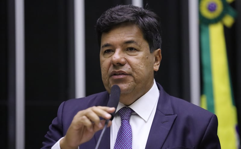 Deputado critica centralização e cobra cooperação efetiva entre União, estados e municípios.