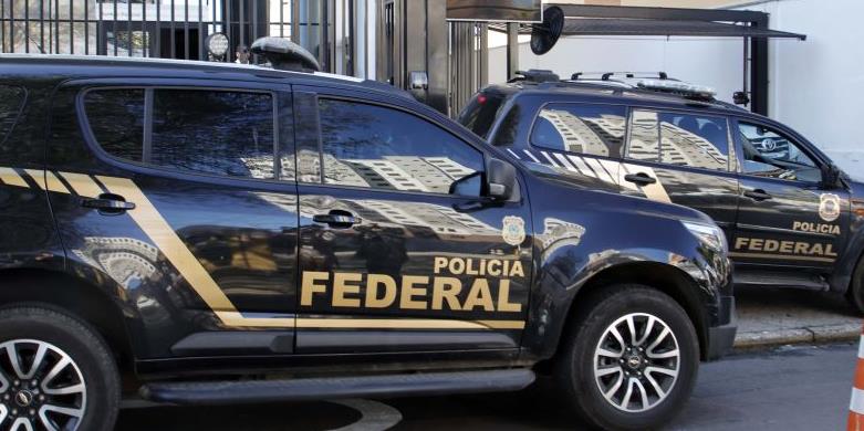 Viaturas da Polícia Federal.