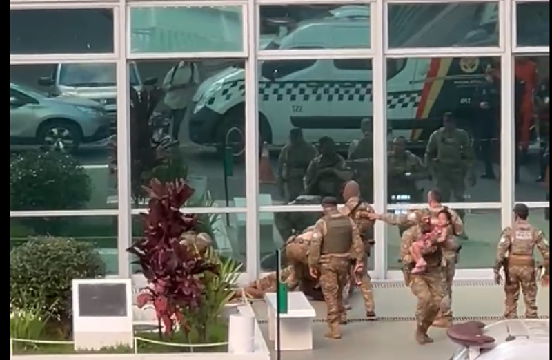 Polícia imobiliza autor de ameaça com bomba.