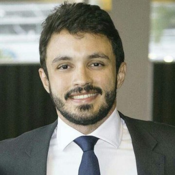 Na fotografia aparece o juiz Nilson Dias Neto vestido com paletó preto, camisa branca e gravata azul