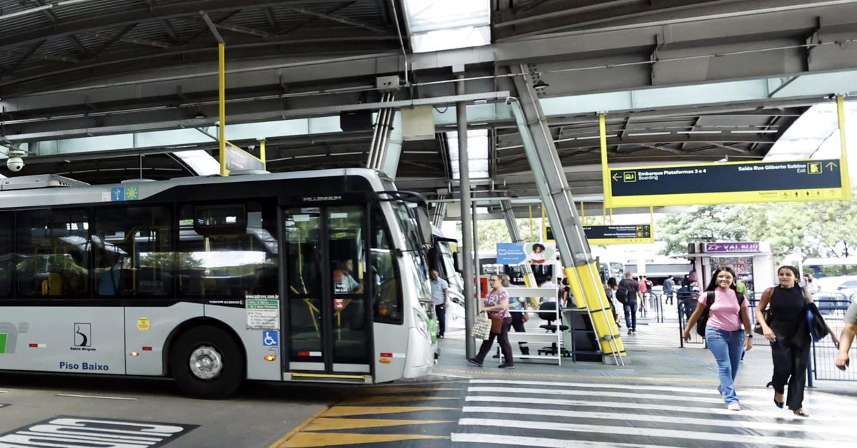 Projeto prevê transporte público gratuito para militares e policiais