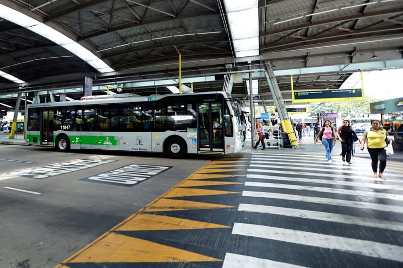 Benefício se estende a diversos meios de transporte coletivo e independe do uso de uniforme.