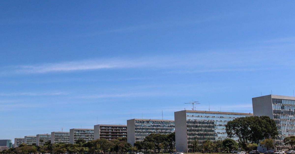 Projeto reajusta salários e reestrutura carreiras do Executivo