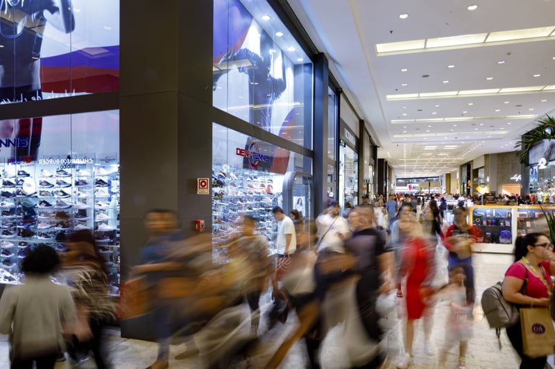 Reajuste começou a ser pago a servidores em maio, com valores retroativos a janeiro. Governo espera movimentação na economia com a medida.