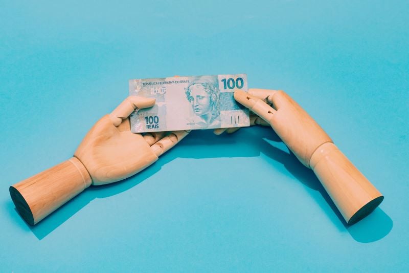 Renda média dos brasileiros supera o patamar pré-pandemia em 3,3%, segundo o IBGE.