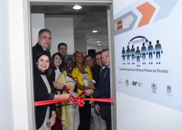 Foto: Autoridades fazem corte simbólico da fita