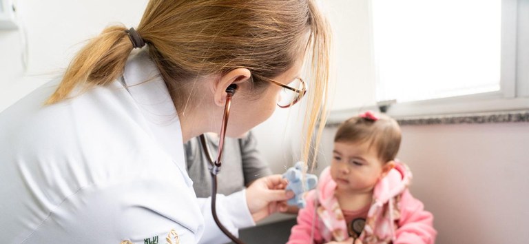 Saúde libera R$ 100 milhões para reforçar atendimento a crianças com vírus respiratórios no SUS