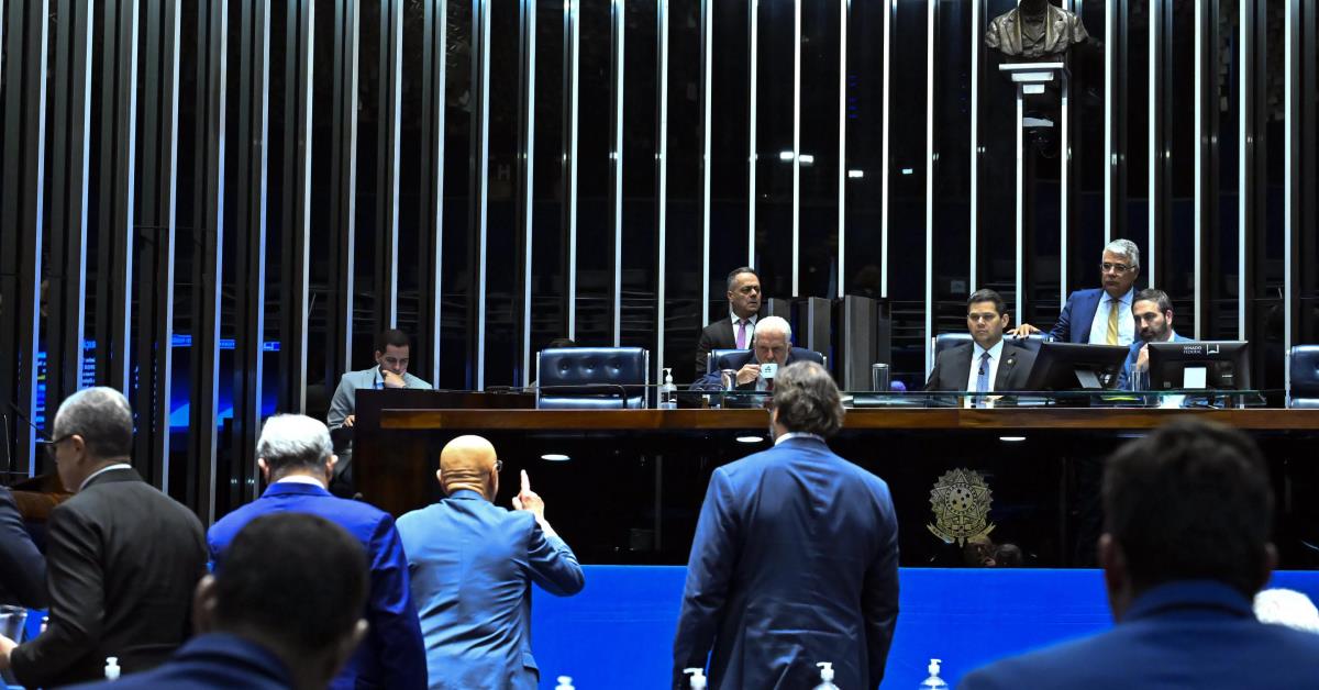 Senado aprova reajuste e novas carreiras para servidores federais