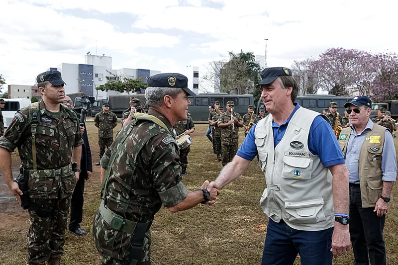 Bolsonaro e o ex-comandante de Operações Especiais, dos kids pretos, general Mário Fernandes, que já virou réu, acusado de participar da trama golpista.