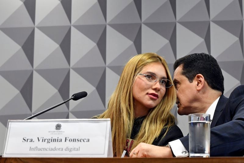 Virgínia Fonseca, acompanhada do advogado, em sessão da CPI das Bets.