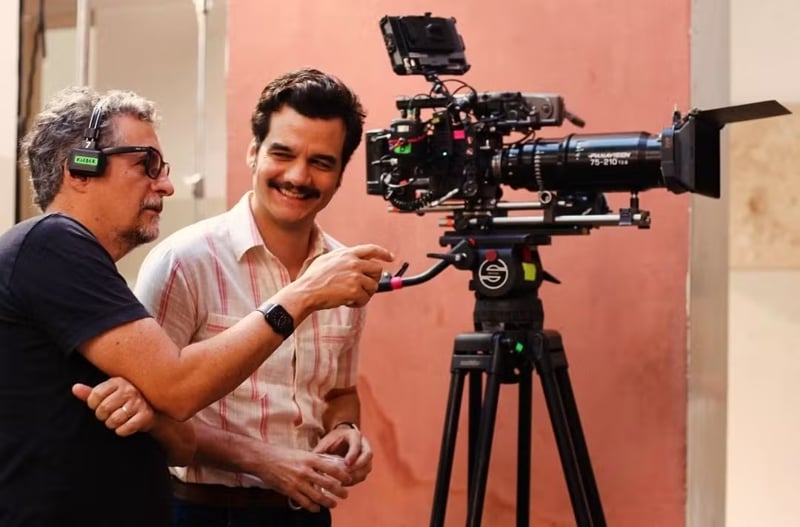 O diretor Kleber Mendonça e o ator Wagner Moura no set de filmagem de 