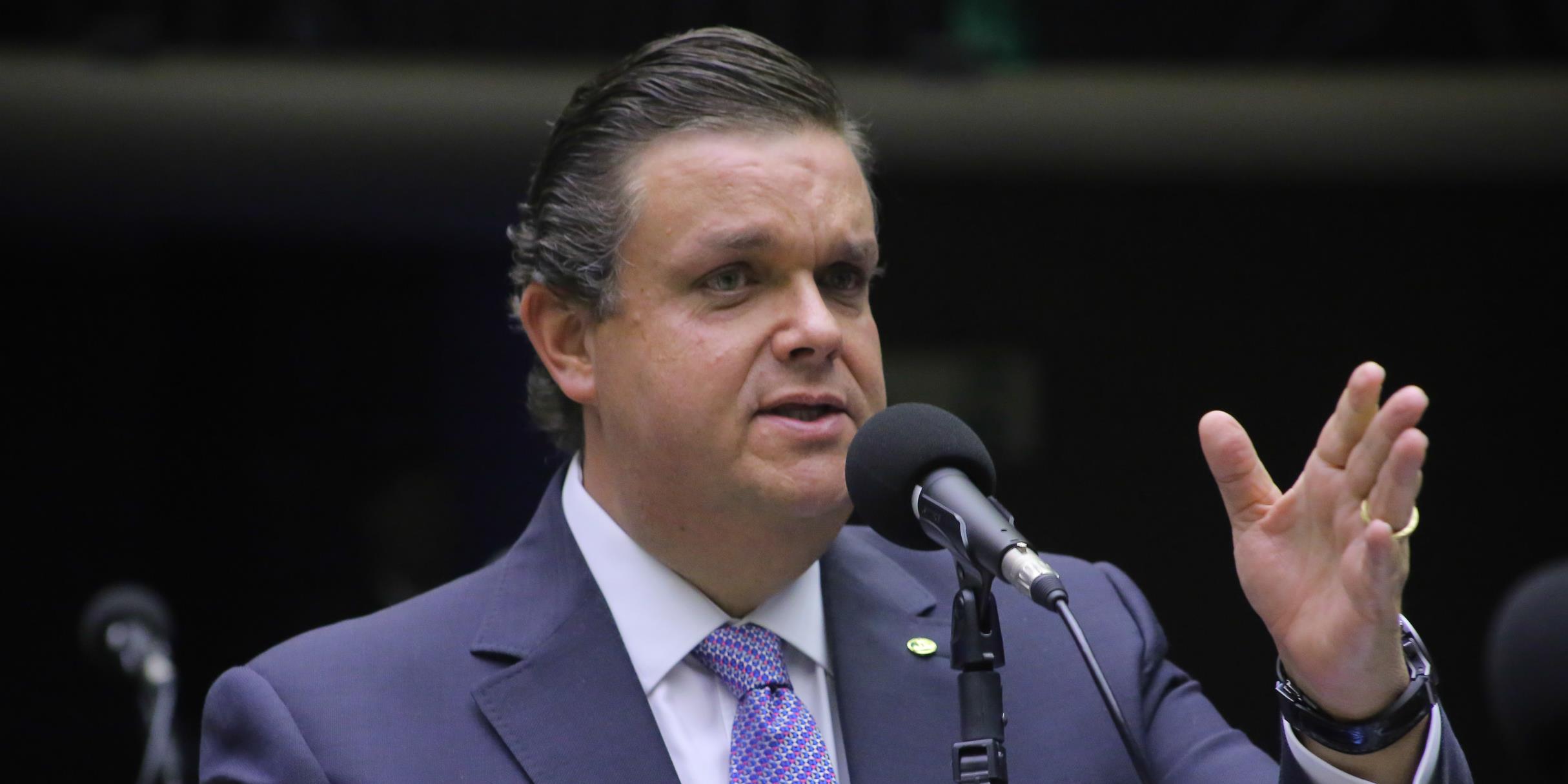 Wolney Queiroz assinou emenda que adiou controle de descontos no INSS