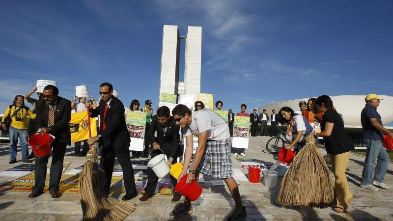 Manifestantes lavam a rampa do Congresso Nacional durante protesto para pedir a aprovação do projeto da Ficha Limpa.
