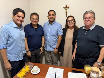 Adriano e João Azevêdo recebem prefeitos e lideranças em Pocinhos para discutir obras e ações do Orçamento Democrático Estadual