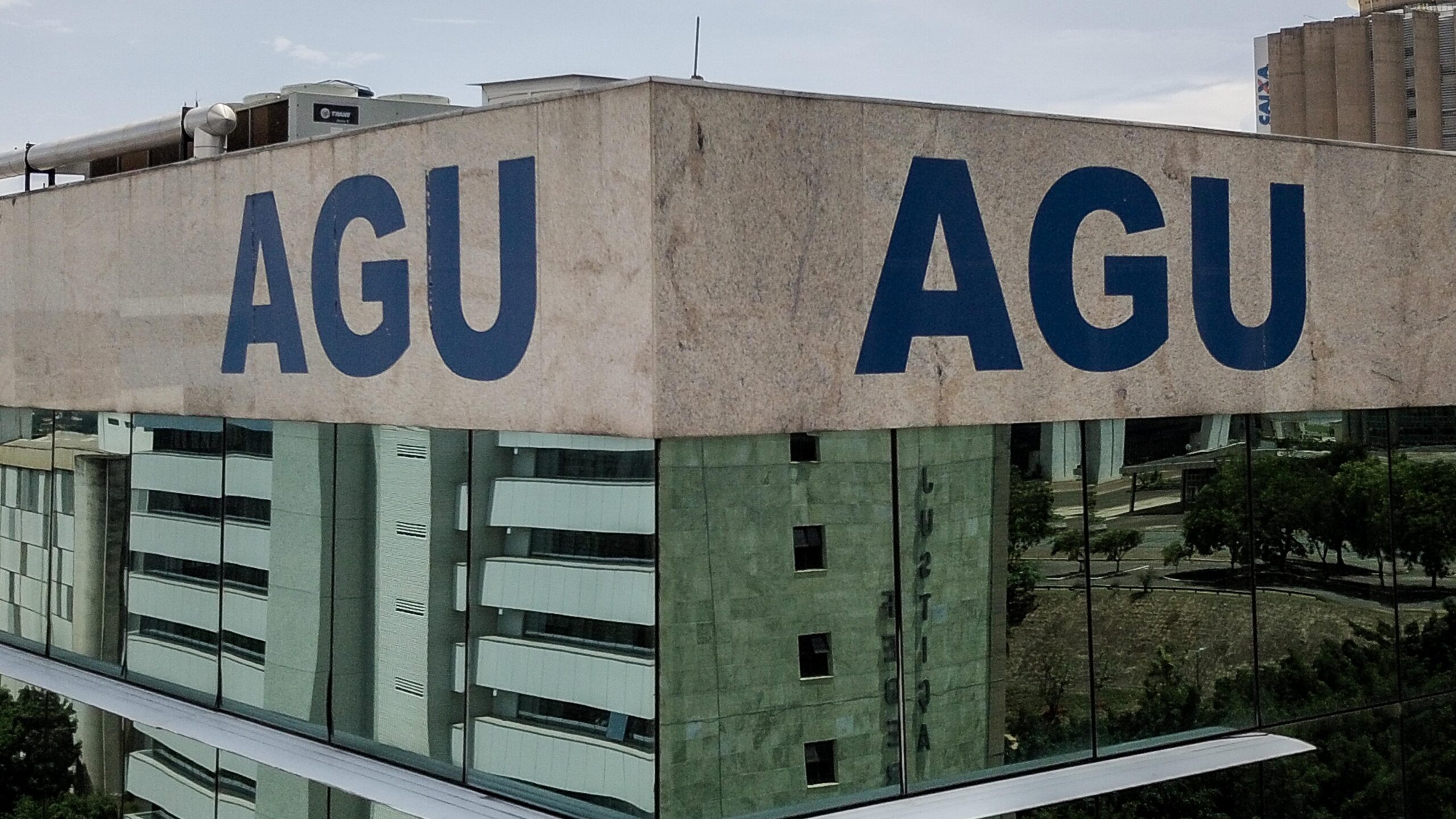 AGU afirma que não decidirá sobre o IOF sem antes consultar equipe econômica.