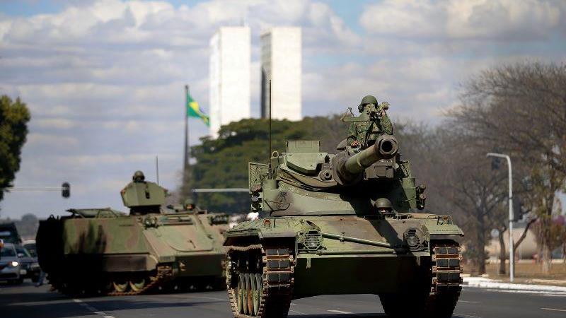 Veículos militares na Esplanada dos Ministérios, em 10 de agosto de 2021.