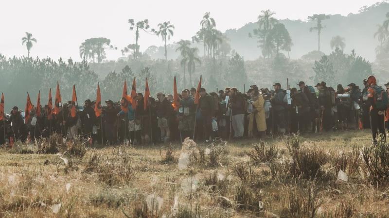Integrantes do movimento Legendários durante acampamento realizado na natureza