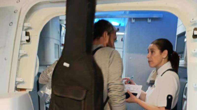 Thiago Ávila embarca em Israel em voo de volta para o Brasil.