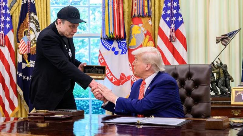 Musk e Trump se cumprimentam em 30 de maio, dia em que o empresário deixou o governo. 