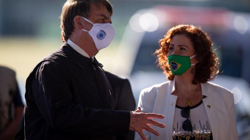 Bolsonaro com Carla Zambelli em 2020, quando ele era presidente.