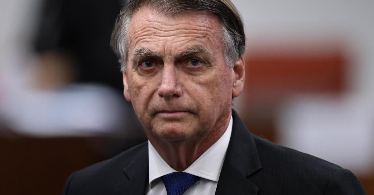 Bolsonaro tentou intervir em relatório eleitoral do Exército, diz Cid