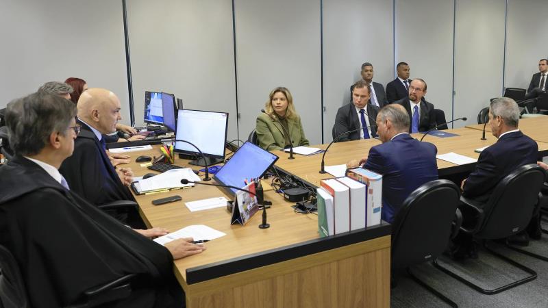 Militares negam versões um do outro sobre encontros e apoio logístico a atos golpistas.