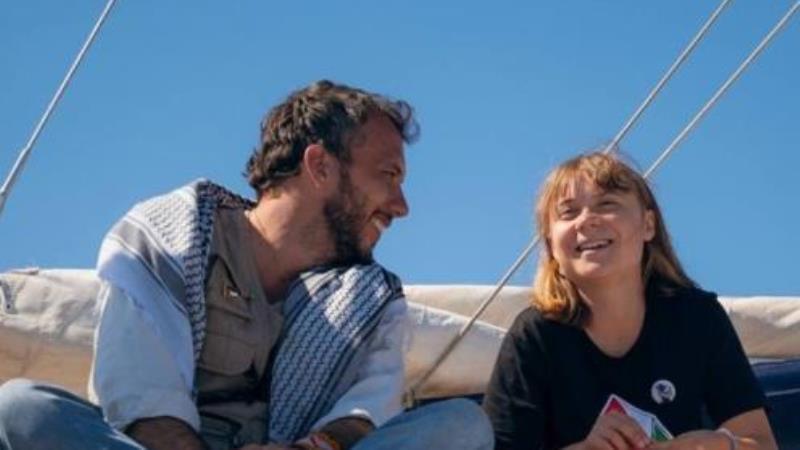 O brasileiro Thiago Ávila e a sueca Greta Thunberg, dias antes da interceptação do navio por forças israelenses.