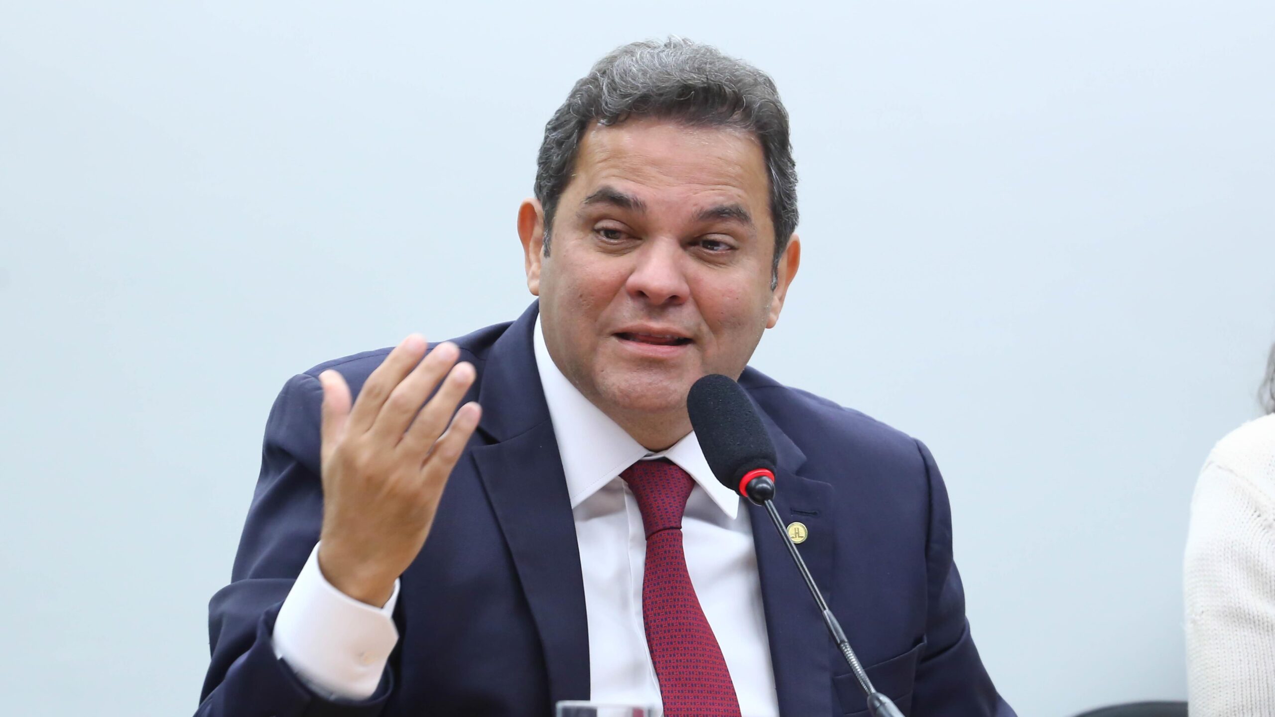 Medida relatada por José Priante amplia finalidades do fundo com origem no petróleo e garante mínimo para regiões com maior desigualdade.