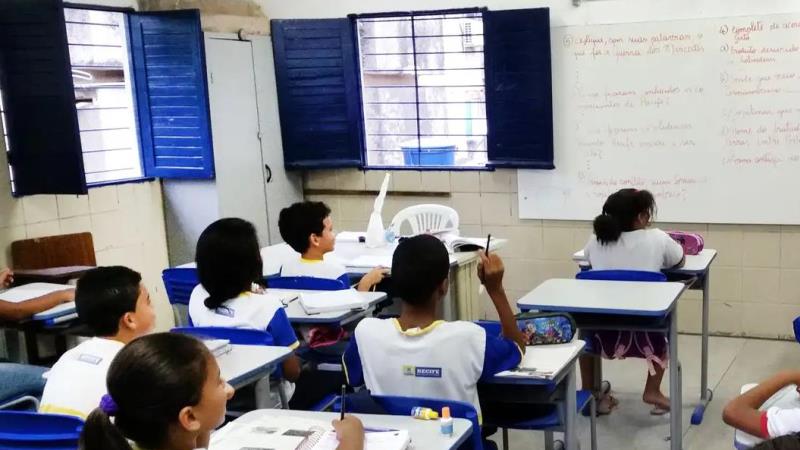 Programas fortalecem o ensino de ciência e tecnologia na educação básica, promovendo a aproximação entre escolas e centros de pesquisa.