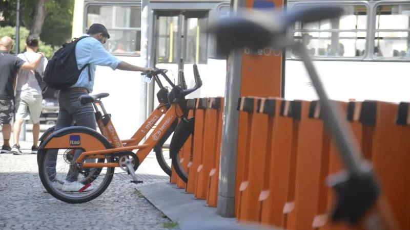 Servidores que usam bicicleta para ir ao trabalho poderão contar com estrutura adequada nos órgãos públicos, conforme prevê projeto aprovado na Câmara.
