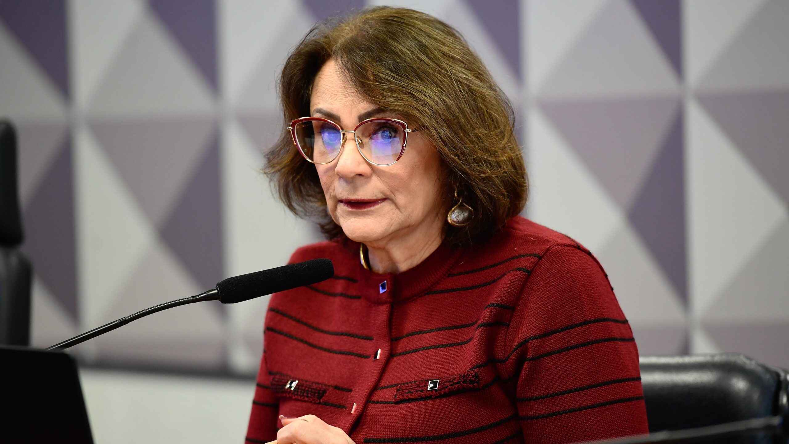 À mesa, presidente da CDH, senadora Damares Alves (Republicanos-DF), em pronunciamento.