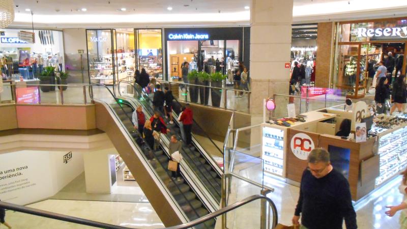 Movimento em shopping center em São Paulo.